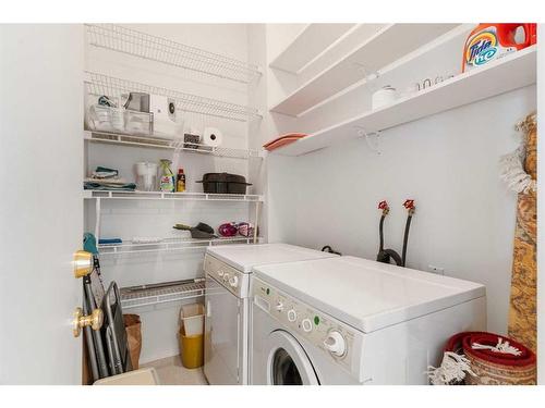 408-1410 2 Street Sw, Calgary, AB - Indoor Photo Showing Laundry Room