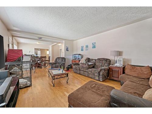 4617 Stanley Road Sw, Calgary, AB - Indoor Photo Showing Living Room