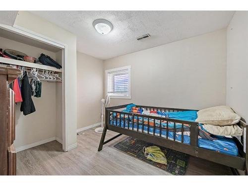 4617 Stanley Road Sw, Calgary, AB - Indoor Photo Showing Bedroom