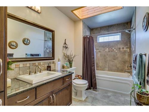 917 Sunhaven Way, Sunbreaker Cove, AB - Indoor Photo Showing Bathroom