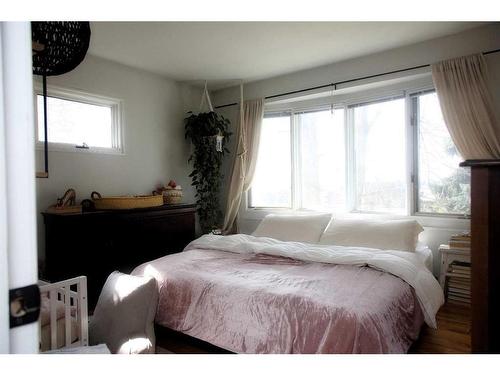 2024 30 Avenue Sw, Calgary, AB - Indoor Photo Showing Bedroom