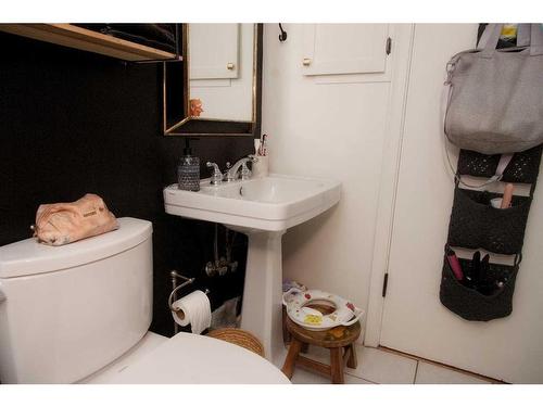 2024 30 Avenue Sw, Calgary, AB - Indoor Photo Showing Bathroom