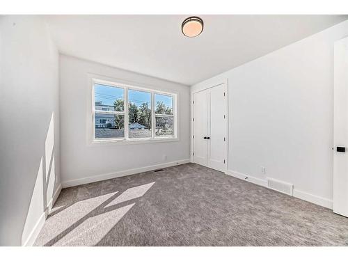 5008 21 Avenue Nw, Calgary, AB - Indoor Photo Showing Other Room