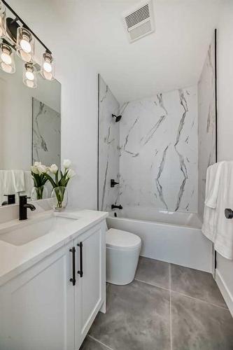 5008 21 Avenue Nw, Calgary, AB - Indoor Photo Showing Bathroom