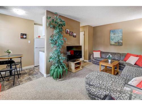 105-310 4 Avenue Ne, Calgary, AB - Indoor Photo Showing Living Room