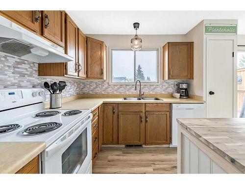 140 Sandarac Way Nw, Calgary, AB - Indoor Photo Showing Kitchen With Double Sink