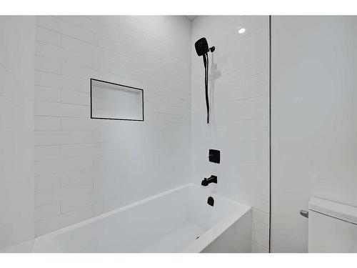 2009 23 Avenue Nw, Calgary, AB - Indoor Photo Showing Bathroom