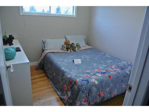 163 Scenic Glen Place Nw, Calgary, AB - Indoor Photo Showing Bedroom