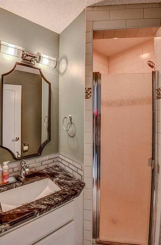 163 Scenic Glen Place Nw, Calgary, AB - Indoor Photo Showing Bathroom