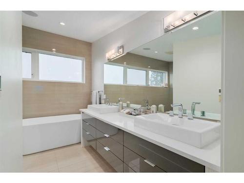 2505 21 Street Sw, Calgary, AB - Indoor Photo Showing Bathroom