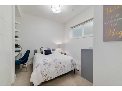 2505 21 Street Sw, Calgary, AB - Indoor Photo Showing Bedroom