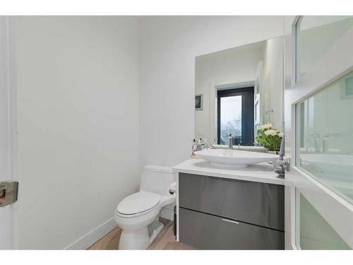 2505 21 Street Sw, Calgary, AB - Indoor Photo Showing Bathroom
