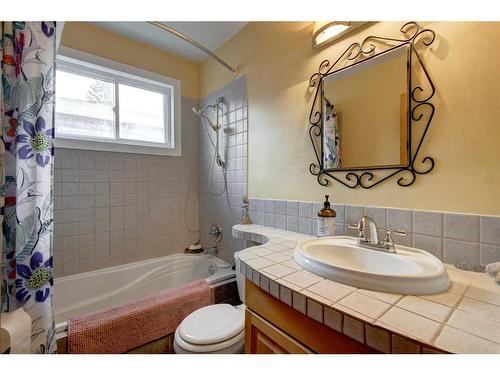 5011 Waverley Drive Sw, Calgary, AB - Indoor Photo Showing Bathroom