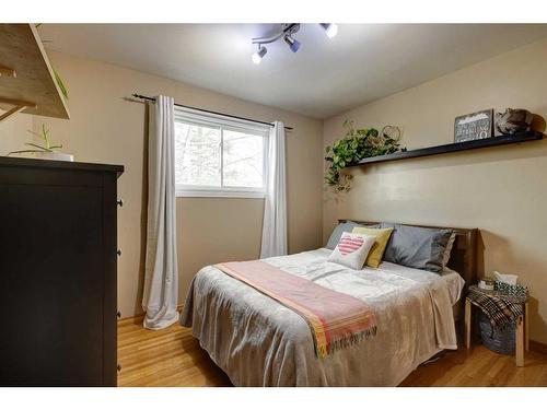 5011 Waverley Drive Sw, Calgary, AB - Indoor Photo Showing Bedroom