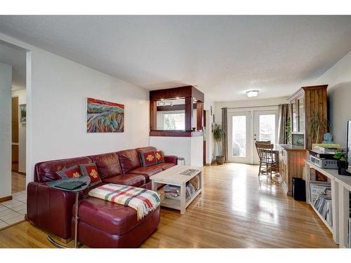 5011 Waverley Drive Sw, Calgary, AB - Indoor Photo Showing Living Room