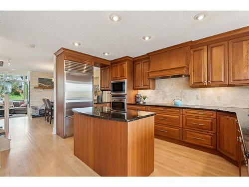 131 31 Avenue Nw, Calgary, AB - Indoor Photo Showing Kitchen