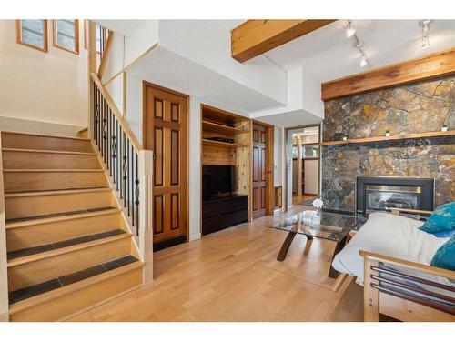131 31 Avenue Nw, Calgary, AB - Indoor With Fireplace