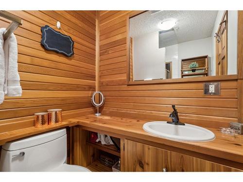 131 31 Avenue Nw, Calgary, AB - Indoor Photo Showing Bathroom