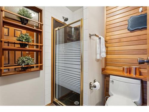 131 31 Avenue Nw, Calgary, AB - Indoor Photo Showing Bathroom
