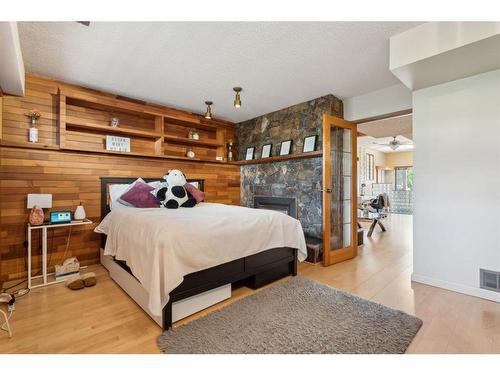 131 31 Avenue Nw, Calgary, AB - Indoor Photo Showing Bedroom