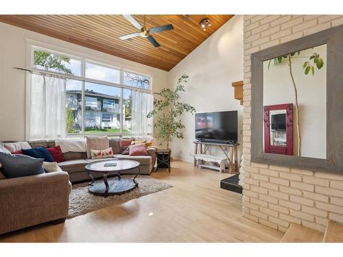 131 31 Avenue Nw, Calgary, AB - Indoor Photo Showing Living Room