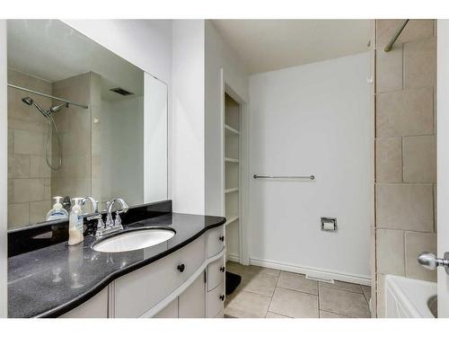 3228 Oakwood Drive Sw, Calgary, AB - Indoor Photo Showing Bathroom