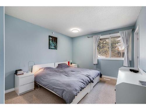 3228 Oakwood Drive Sw, Calgary, AB - Indoor Photo Showing Bedroom