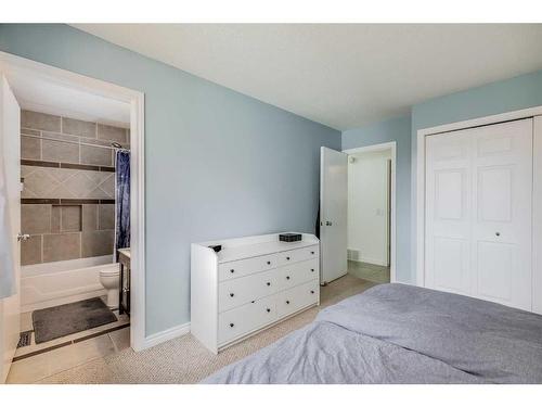 3228 Oakwood Drive Sw, Calgary, AB - Indoor Photo Showing Bedroom
