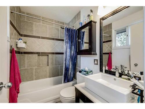 3228 Oakwood Drive Sw, Calgary, AB - Indoor Photo Showing Bathroom