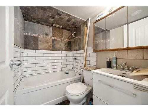 1812 41 Street Se, Calgary, AB - Indoor Photo Showing Bathroom
