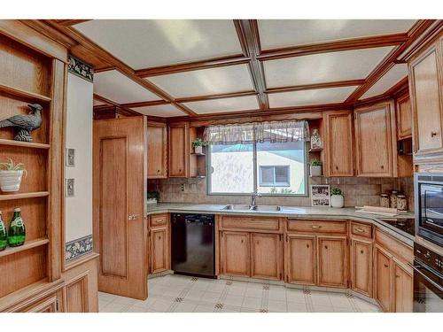 4520 Charleswood Drive Nw, Calgary, AB - Indoor Photo Showing Kitchen With Double Sink