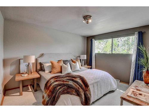 4520 Charleswood Drive Nw, Calgary, AB - Indoor Photo Showing Bedroom