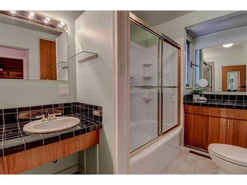 4520 Charleswood Drive Nw, Calgary, AB - Indoor Photo Showing Bathroom