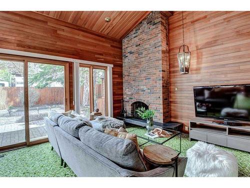 4520 Charleswood Drive Nw, Calgary, AB - Indoor Photo Showing Living Room With Fireplace