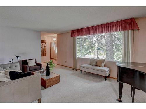 4520 Charleswood Drive Nw, Calgary, AB - Indoor Photo Showing Living Room