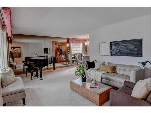 4520 Charleswood Drive Nw, Calgary, AB - Indoor Photo Showing Living Room