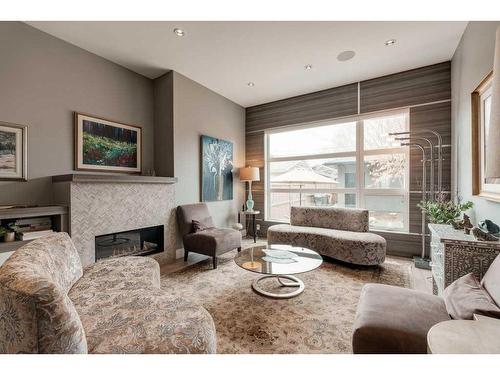 617 16 Street Nw, Calgary, AB - Indoor Photo Showing Living Room
