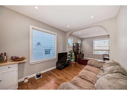 1519 14 Avenue Sw, Calgary, AB - Indoor Photo Showing Living Room