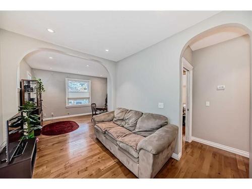 1519 14 Avenue Sw, Calgary, AB - Indoor Photo Showing Living Room