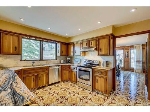 121 Artists View Way, Rural Rocky View County, AB - Indoor Photo Showing Kitchen