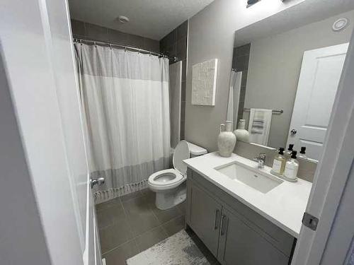 135 Masters Square Se, Calgary, AB - Indoor Photo Showing Bathroom