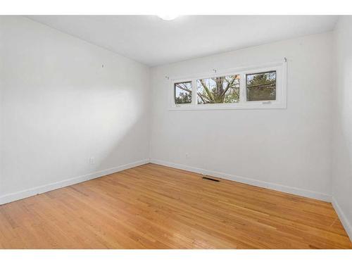2432 36 Street Se, Calgary, AB - Indoor Photo Showing Other Room