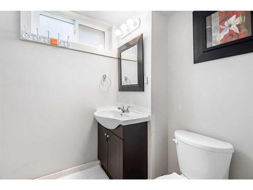 2432 36 Street Se, Calgary, AB - Indoor Photo Showing Bathroom