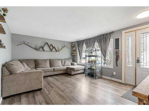 244 200 Spring Haven Court Se, Airdrie, AB - Indoor Photo Showing Living Room