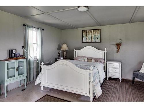 311037A Range Road 222, Rural Kneehill County, AB - Indoor Photo Showing Bedroom