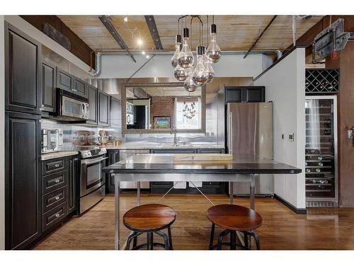 404-535 10 Avenue Sw, Calgary, AB - Indoor Photo Showing Kitchen With Stainless Steel Kitchen With Upgraded Kitchen