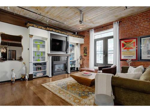 404-535 10 Avenue Sw, Calgary, AB - Indoor Photo Showing Living Room With Fireplace