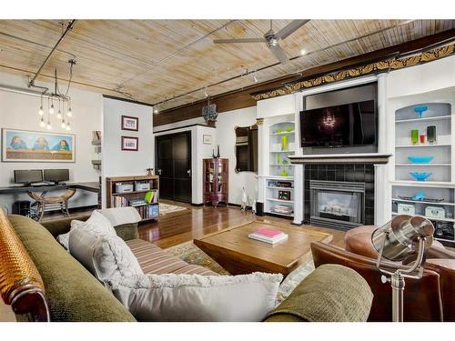 404-535 10 Avenue Sw, Calgary, AB - Indoor Photo Showing Living Room With Fireplace