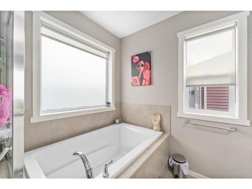 40 Sunrise View, Cochrane, AB - Indoor Photo Showing Bathroom