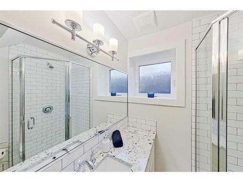 2416 58 Avenue Sw, Calgary, AB - Indoor Photo Showing Bathroom